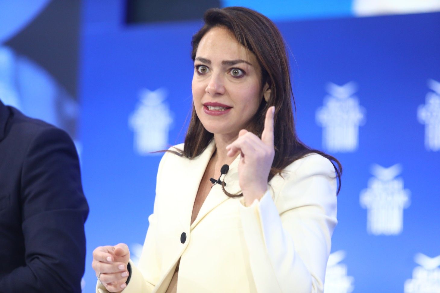 Featured Image of Η Δόμνα και το «χρυσό» κόστος της… ασταμάτητης ομιλίας (της) post