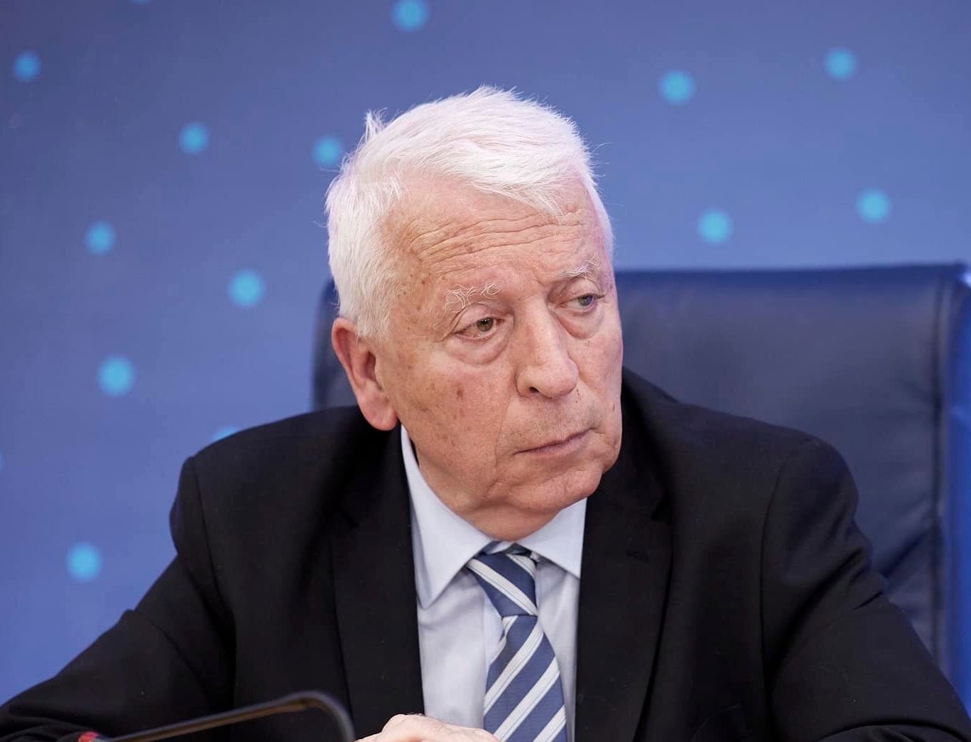 Featured Image of Ο Κωνσταντίνος Μουτζούρης και το «δείπνο» του… πυρετού! post