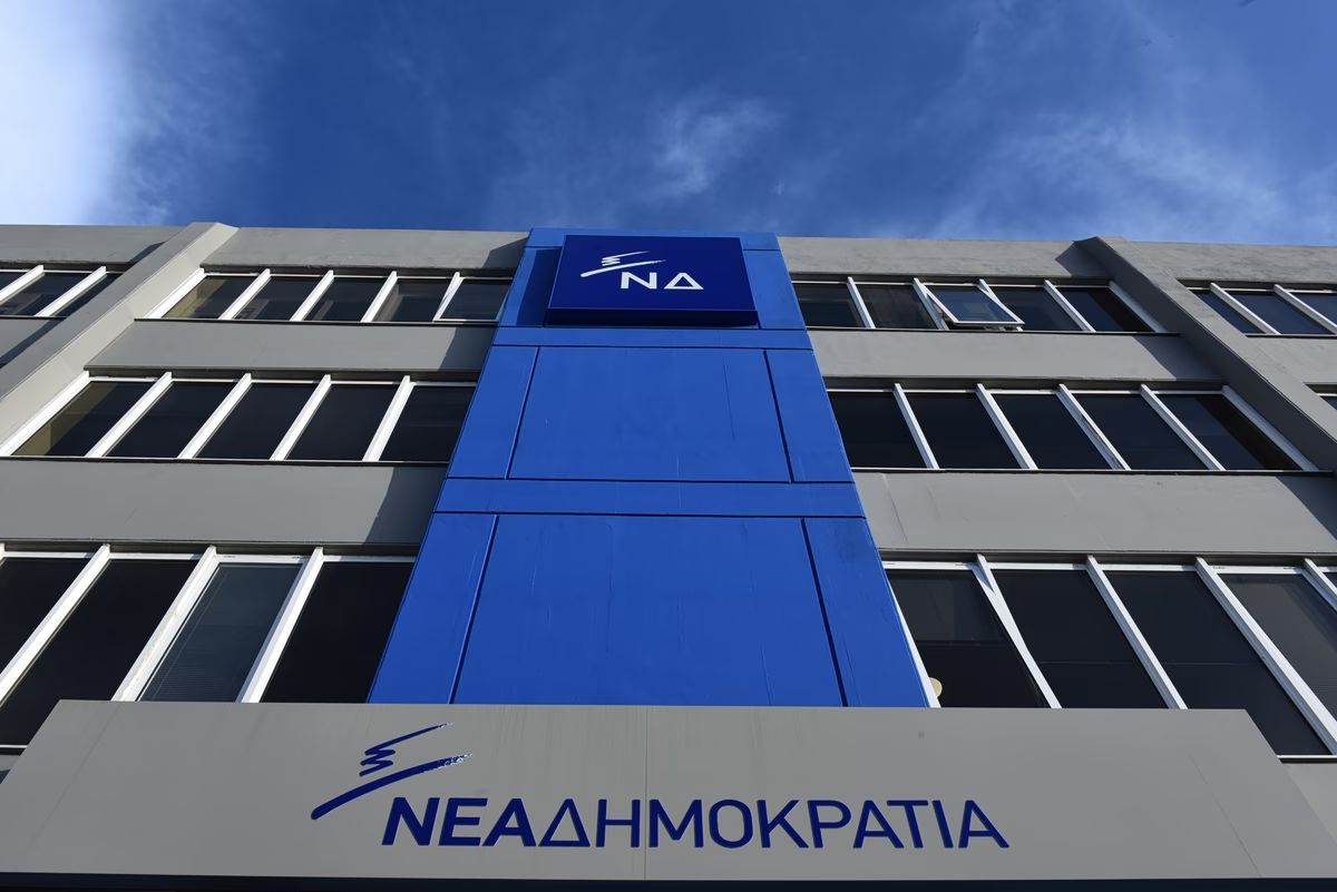 Featured Image of Η γαλάζια… βιτρίνα και τα ρήγματα που μεγαλώνουν post
