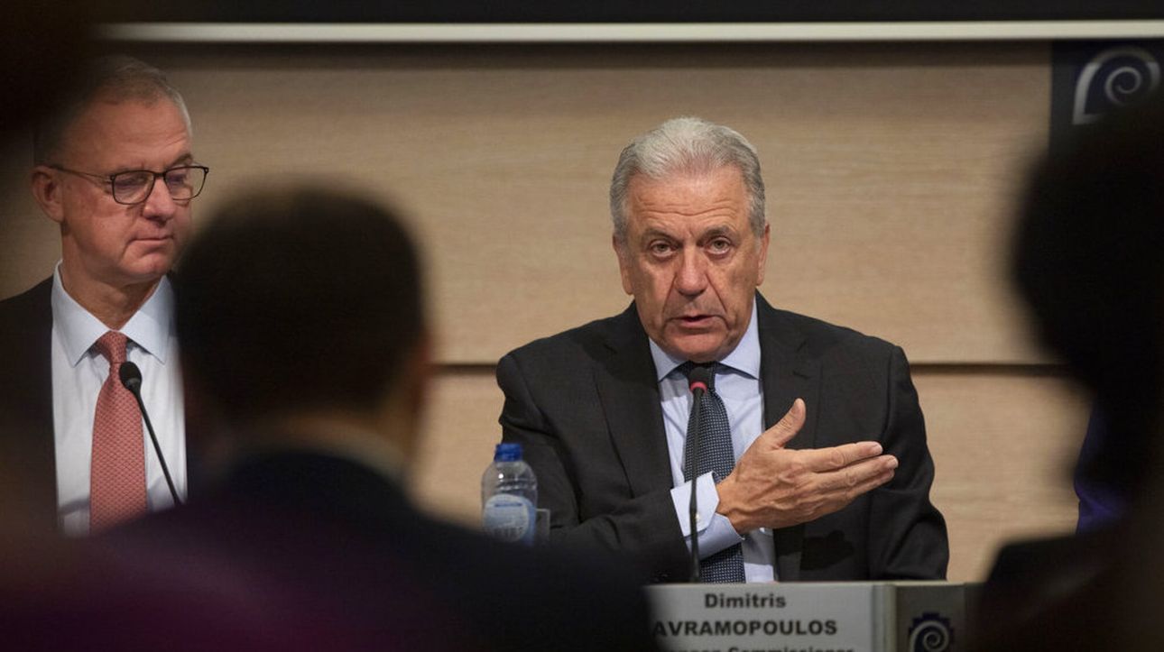 Featured Image of Το θρίλερ του Αβραμόπουλου στις Βρυξέλλες με το ένταλμα και η απόφαση «μαχαίρι και πεπόνι» του Κυριάκου post