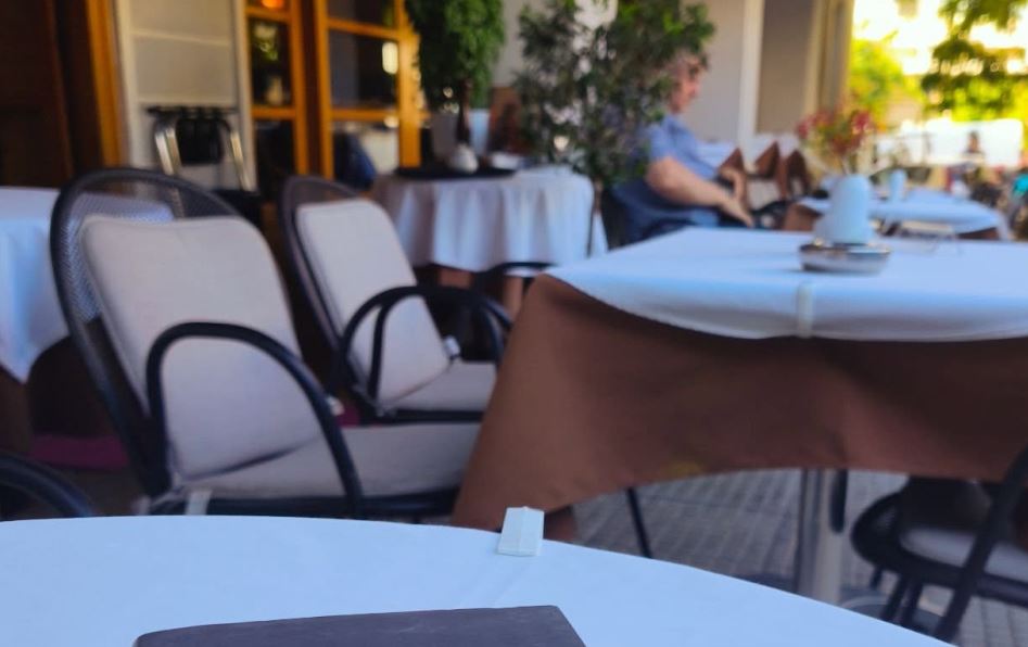 Featured Image of Σκιές και παγωμένοι χαιρετισμοί στη «σκακιέρα» του Κολωνακίου – Τι είδαν οι θαμώνες στο τραπέζι της εξουσίας παραγόντων παραμονή της 28ης Οκτωβρίου post