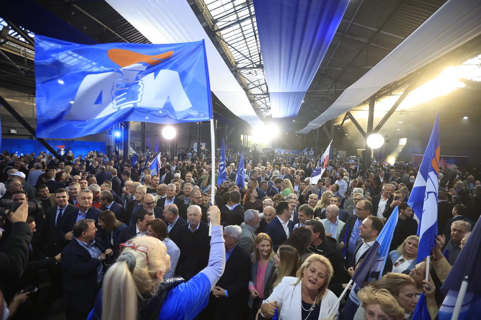 Featured Image of Το κρυφό βαρόμετρο της ΝΔ – Η θερμή υποδοχή σε γαλάζιο στέλεχος που συζητήθηκε περισσότερο στα γενέθλια της γαλάζιας παράταξης post