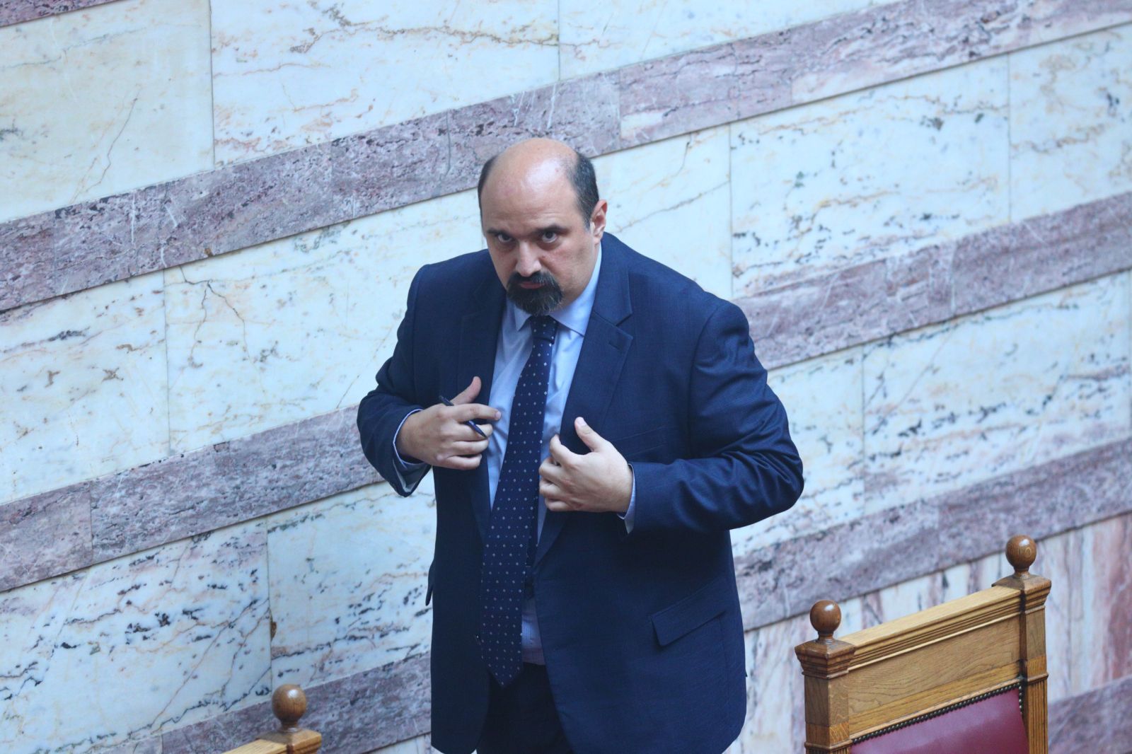 Featured Image of ΠΑΡΑΣΚΗΝΙΟ – nocomment: Η σιωπηλή απόσυρση Τριαντόπουλου, το μεγαλοπρεπές άδειασμα στο Μαξίμου και τα… χέβι μέταλ στη διαπασών post